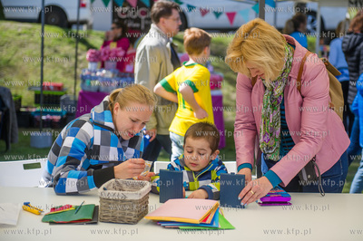 Gdynia. Skwer Arki Gdynia. Majowka przy Bulwarze, podczas...