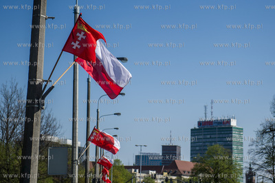 Gdansk. Aleja Zwyciestwa. Flagi Panstwowe oraz Miejskie...