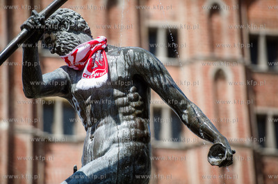 Gdańsk. Neptun przystrojony szalikiem w barwach narodowych.
01.07.2016
fot....