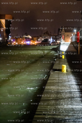 Gdańsk. Wysoki poziom wód Motławy, który jest efektem...