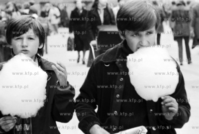 Chlopcy z wata cukrowa ida ulicami Gdanska. 30.04.1980...