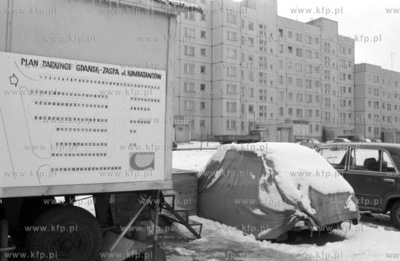 Gdansk Zaspa. Osiedlowy parking 03.1981 1marzec81_z.kosycarz_p6...