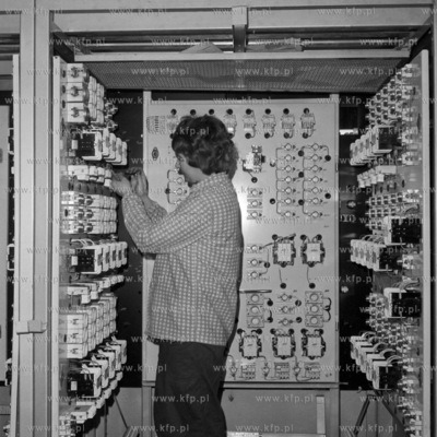 Elektromontaż Gdańsk. Monter Jadwiga Grzelecka sprawdza...