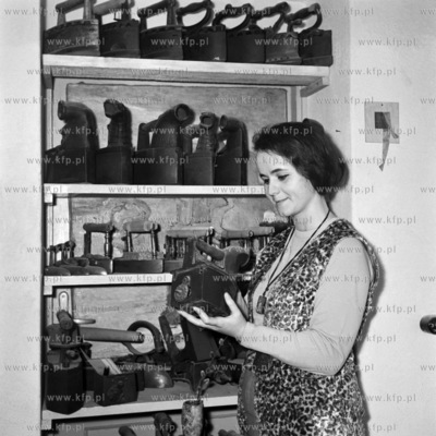 Janina Konieczna prezentuje żelazko ze swojej kolekcji....