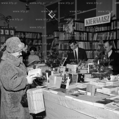 W gdańskiej księgarni. 
12.1966
0000661z_grudzien1966
Fot....