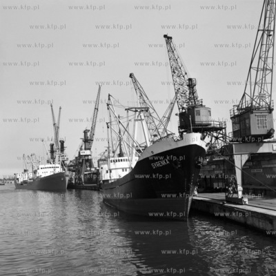 Statek Syrenka cumuje przy nabrzeżu portu gdańskiego....