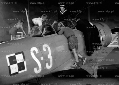 Młodzież z zainteresowaniem przyglda się samolotom...