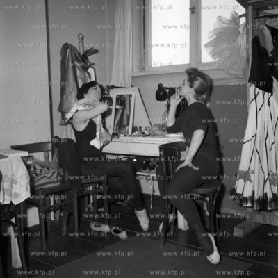 Chwila odpoczynku przed zajęciami baletowymi. (lata60)....
