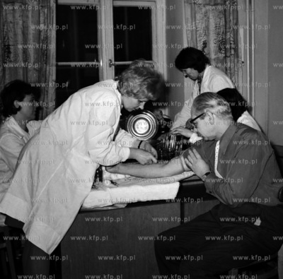 Pobranie krwi w gabinecie lekarskim . (lata60).
1965
0005119z_kwiecien
Fot....