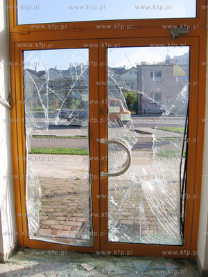 Potluczone zbrojone szyby w budynku przy ul. Lubelskiej...