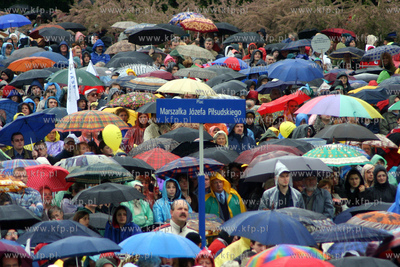 Wizyta papieza Benedykta XVI w Polsce. Tlum wiernych...