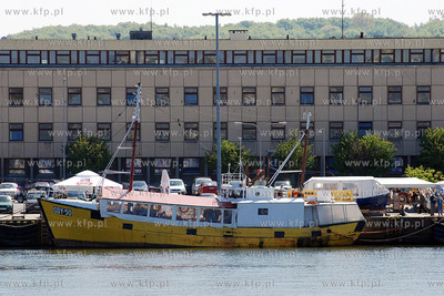 Gdynia. Adoptowany na restauracje kuter zacumowany...