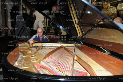 Mgr Maciej Jenda z Sopotu podczas strojenia fortepianu...