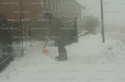 Slupsk zasypany sniegiem, do odsniezania zmobilizowano...