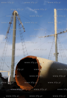 Gdansk. Stocznia Remontowa. Naprawa polamanych masztow...