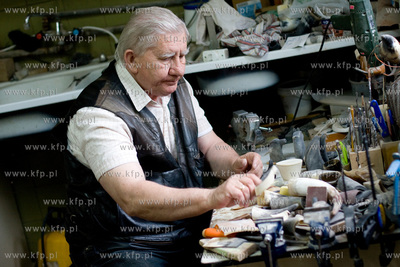 Brodnica Gorna. Pan Rudolf Krecki tworzy rozne przedmioty...