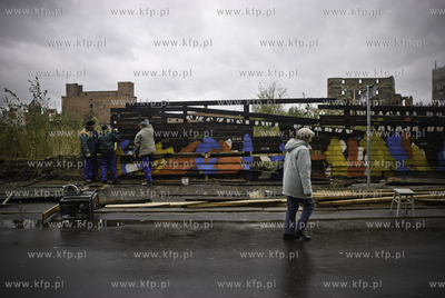 Przewalone ploty i wyrwane z korzeniami drzewa to skutek...