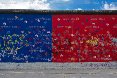 Berlin. East Side Gallery jest pomnikiem dla wolnosci...