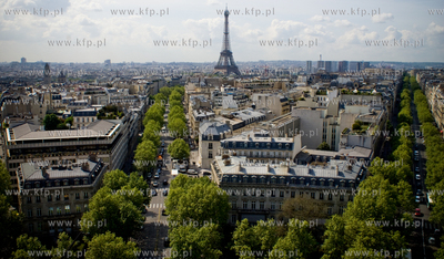 Widok na Paryz z Luku Triumfalnego. Nz. wieza Eiffla...