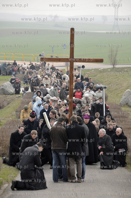 Droga krzyzowa na Gorze Jana Pawla II w Pelplinie pod...