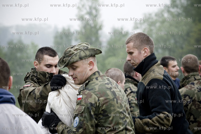 Krakow, Salwator. Umacnianie przeciekajacych walow...