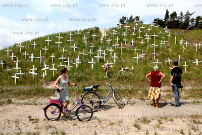 Swinoujscie. Ponad sto krzyz stanelo w nocy przy budowie...