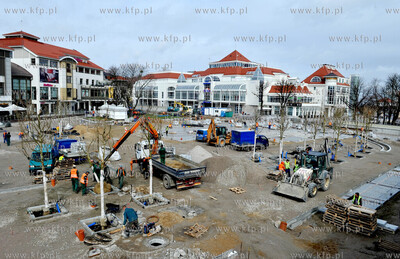 Sopot. Nasadzanie platanow i ukladanie plyt na remontowanym...
