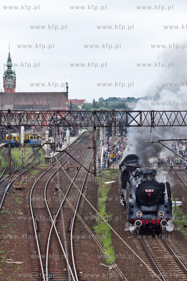 Pociag Heweliusz, prowadzony przez parowoz z wolsztynskiej...