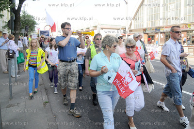 Kupcy z gdyńskiej hali targowej przeszli ulicami Gdyni...
