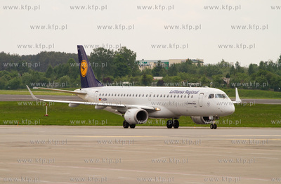 Port Lotniczy Gdansk im. Lecha Walesy. Nz. Embraer...