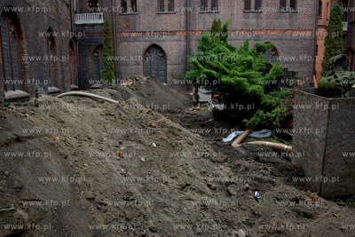 Polmetrowa rzezba glowy Adolfa Hitlera, zostala odkopana...