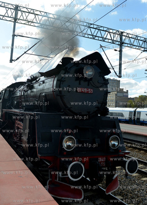 Przejazd pociagiem specjalnym, ciagnietym przez parowoz...