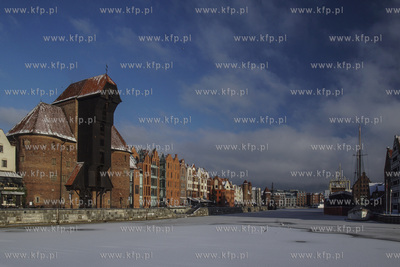 Gdańsk. Rybackie Pobrzeże i zabytkowy Żuraw nad...
