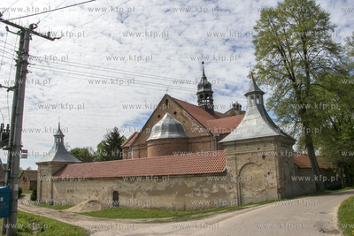 Sanktuarium Podwyższenia Krzyża Świętego w Chwalęcinie...