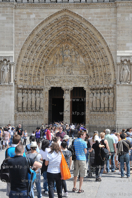Paryż Wyspa Cite z Placem Św Jana Pawla II.  Katedra...