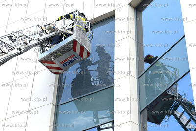 Gdynia. Straż pożarna usuwa pękniętą szybę w...