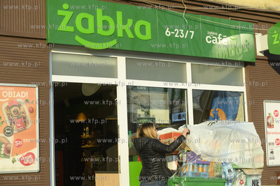 Gdynia Orłowo. Targowisko orłowskie. Sklep sieci...