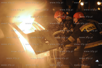 Gdansk. Pozar samochodu na Targu Rybnym na Glownym...