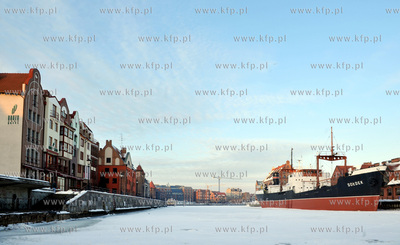 Zimowy Gdansk widziany z perpektywy zamarznietej Motlawy....