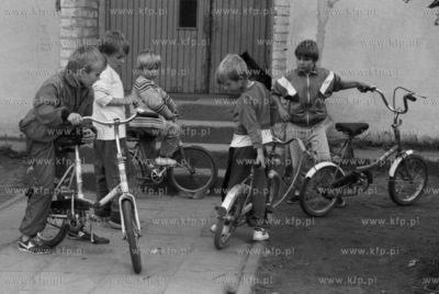 Dzieci z rowerkami we Wladyslawowie. 8.10.1991 2 pzdziernik...