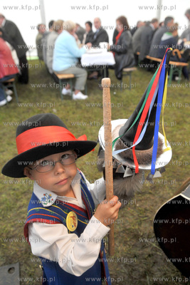 Kaszubskie dozynki powiatu kartuskiego w Zukowie. Chlopiec...
