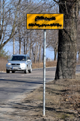 Prymitywni wandale  zamalowali oraz zniszczyli tablice...