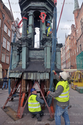 Po zdemontowaniu szczytowej czesci helmu wiezy Ratusza...