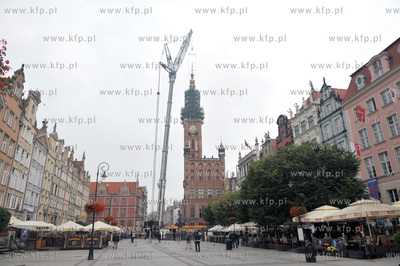 Montaz odrestaurowanego helmu Ratusza Glownego Miasta...