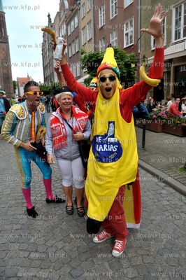 Gdansk, ul. Piwna. Irlandzcy i hiszpanscy kibice bawia...
