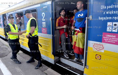 Gdansk. Dworzec PKP. Kibice odjezdzaja kolejka SKM...