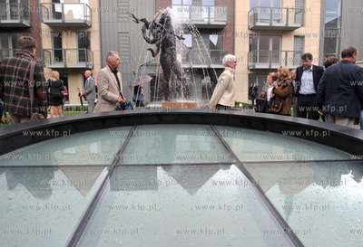Odsloniecie fontanny Netuna na dziedzincu Kwartalu...