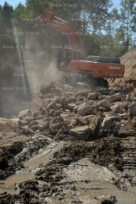 Wyburzanie ostatniego starego wiaduktu dawnej trasy...