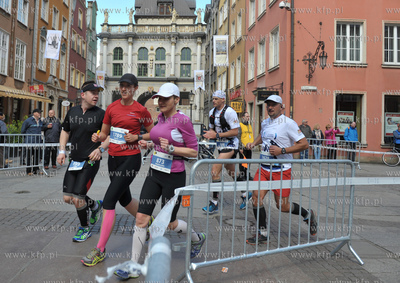 II PZU Gdansk Maraton. Zawodnicy wbiegaja z ul. Tkackiej...