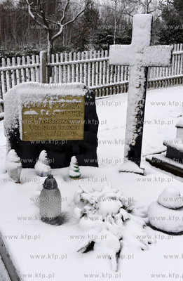 Zima w Niestępowie na Kaszubach gmina Żukowo. Cmentarz...